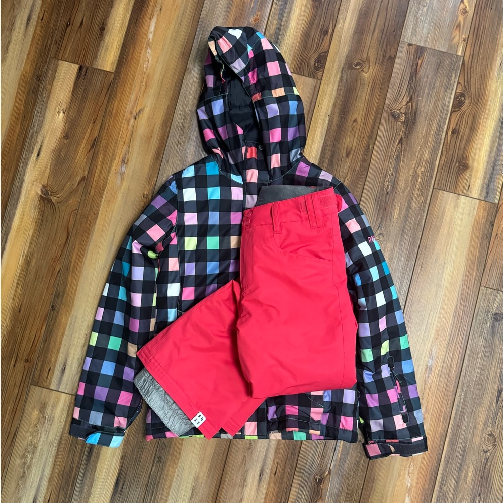 Girls coordinating Roxy ski jacket and pants